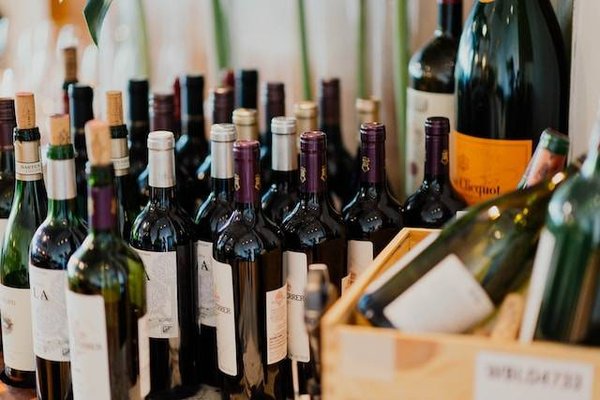 Quelles sont les compétences indispensables pour travailler dans le domaine du commerce du vin ?