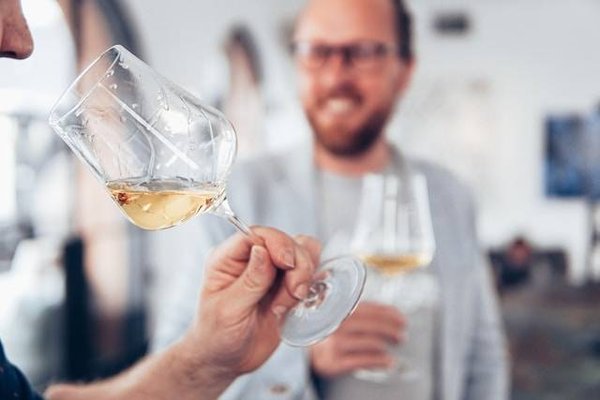 Quels sont les avantages d'une école bilingue pour apprendre le vocabulaire du vin en anglais et en français ?